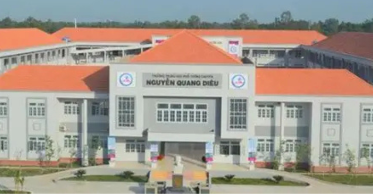 Trường THPT Chuyên Nguyễn Quang Diệu